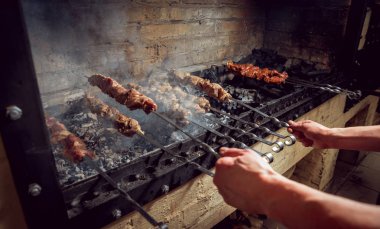 Geleneksel Şaşlık şiş üzerinde pişirme