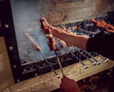 Shishlik şiş üzerinde pişirme