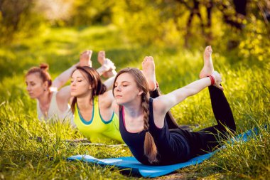 Genç kızlar pratik Yoga Park