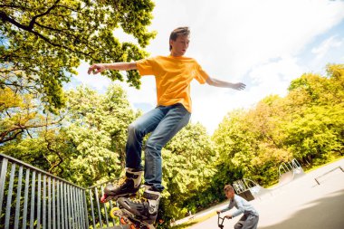 Genç silindir skatepark hileler yapıyor