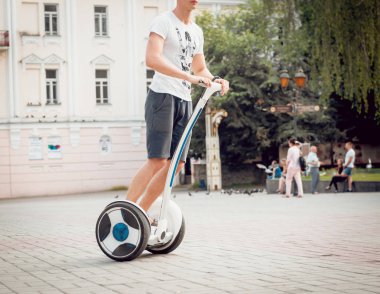 Beyaz delikanlı segway Şehir Parkı içinde sürme