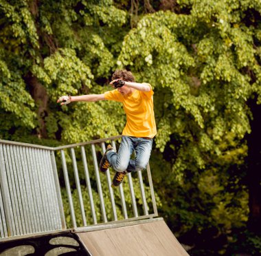 Genç silindir skatepark hileler yapıyor