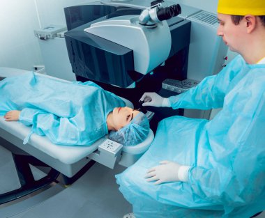 Genç kadın görüşünü göz doktoru ile kontrol. Tıbbi donatımı.