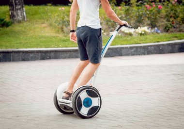 Beyaz delikanlı segway Şehir Parkı içinde sürme