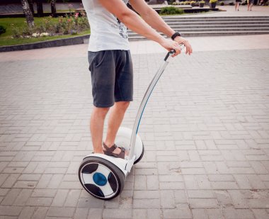 Beyaz delikanlı segway Şehir Parkı içinde sürme