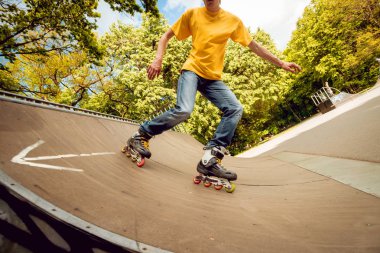 Genç silindir skatepark hileler yapıyor