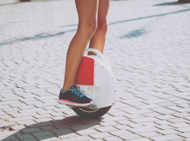 Genç beyaz kız parkta Segway tesisi.