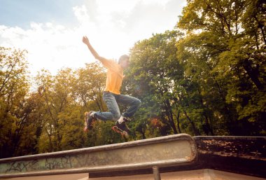 Genç silindir skatepark hileler yapıyor