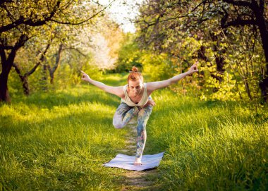 Genç kızı pratik Yoga Park