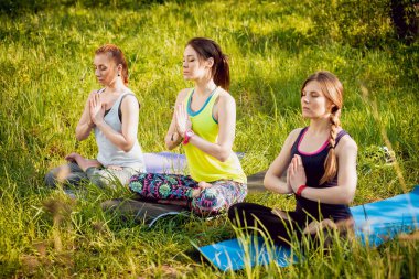 Pratik Yoga Park üç genç kız