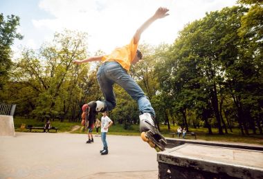 Genç silindir skatepark hileler yapıyor