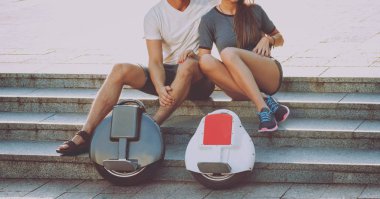 Genç çift Segways Park at binme.