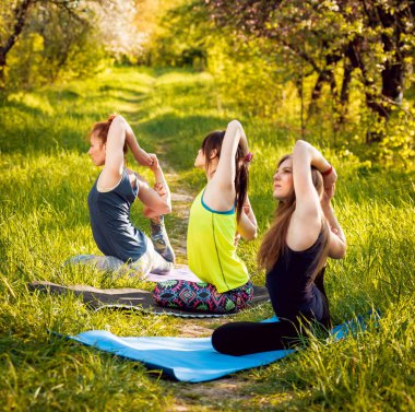 Pratik Yoga Park üç genç kız