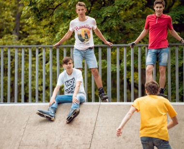 Rampa üzerinde dört genç Silindirler