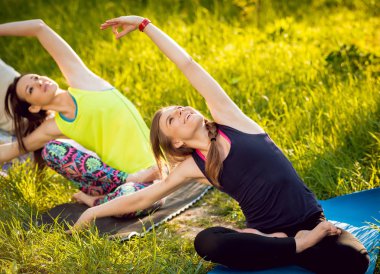 Pratik Yoga Park üç genç kız