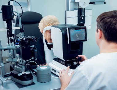 Onu görme göz doktoru ile kontrol kadın kıdemli. Tıbbi malzeme. Coreometry.