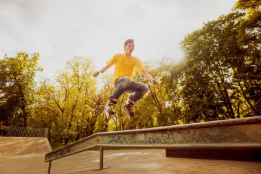 Genç silindir skatepark hileler yapıyor