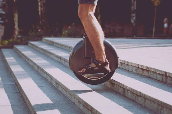 Jovem Caucasiano Homem Montando Segway Parque Cidade — Fotografia de Stock