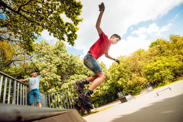Jonge Roller Doen Trucs Skatepark — Stockfoto