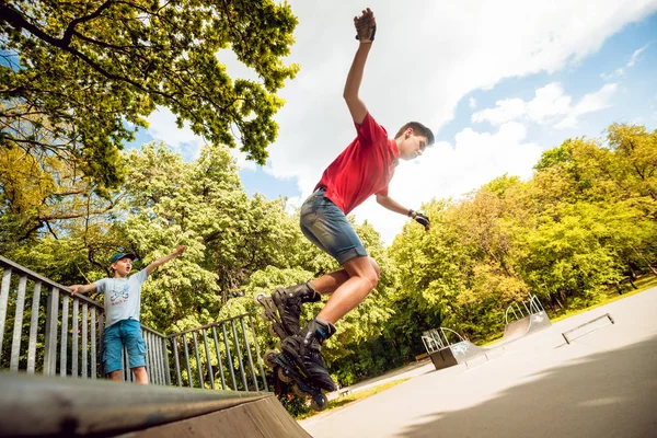 Young Roller Doing Tricks Skatepark — Stock Photo, Image