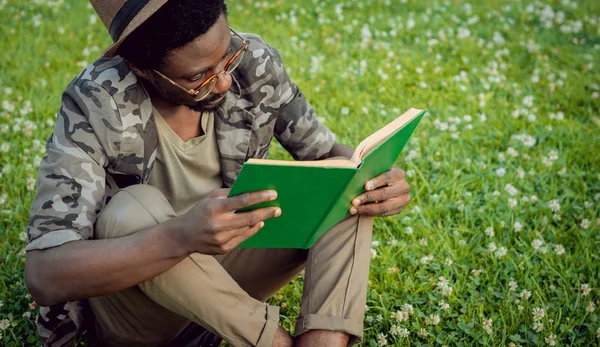 Молодой Африканский Человек Читает Книгу Городском Парке — стоковое фото