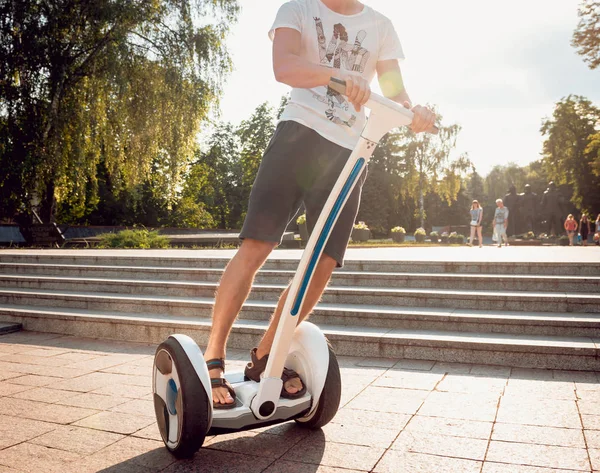 Giovane Uomo Caucasico Cavalcando Segway Nel Parco Della Città — Foto Stock