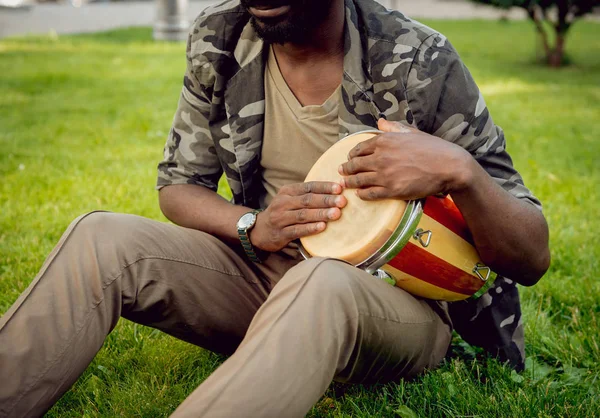 Молодой Африканский Человек Шляпе Барабаном Зеленом Парке — стоковое фото