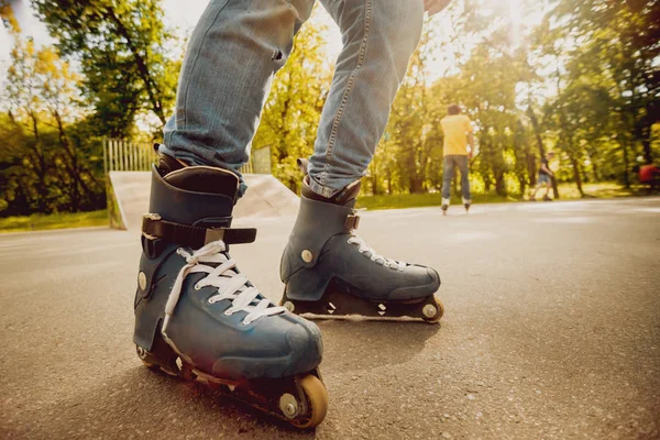 Junge Rollschuhfahrer Üben Tricks Skatepark — Stockfoto