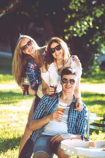 Parkta piknik neşeli Beyaz arkadaşlar. Gülümseyen ve söz.
