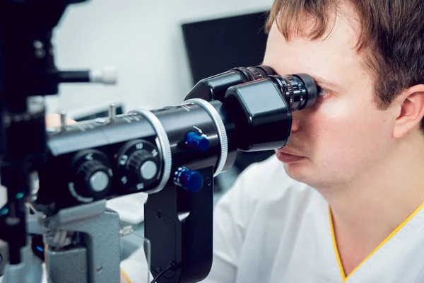 Augenarzt Mit Medizinischem Gerät — Stockfoto