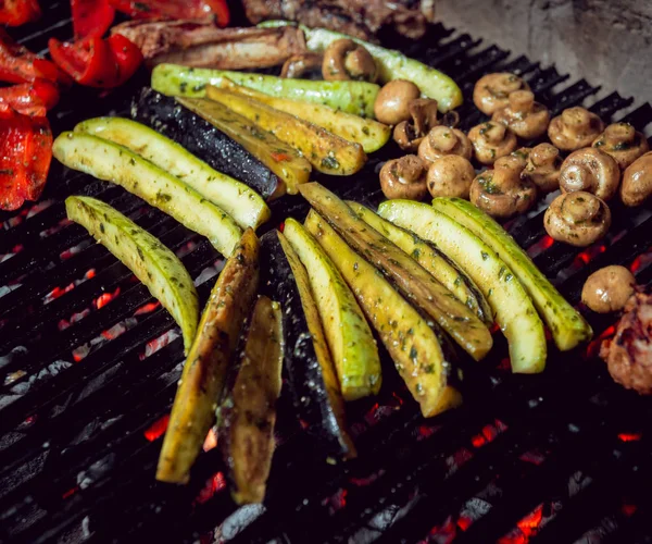 Kochen Von Gegrilltem Gemüse Und Pilzen — Stockfoto