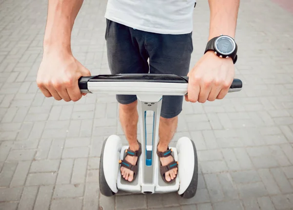 Joven Hombre Caucásico Cabalgando Segway Parque Ciudad — Foto de Stock