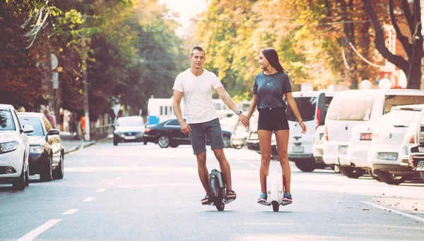 Junges Kaukasisches Paar Fährt Segways Durch Die Stadt — Stockfoto