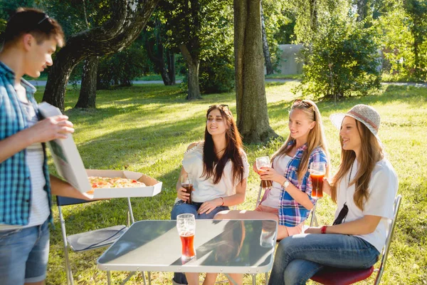 Fröhliche Kaukasische Freunde Beim Picknick Park Lächeln Und Reden — Stockfoto