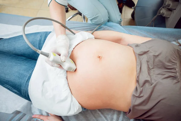 Ärztin Und Junge Schwangere Patientin Mit Ehemann Ultraschallgeräte Diagnostik Sonographie — Stockfoto