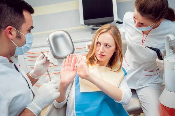 Beyaz olan kadın doktorlar diş ofisinde. Tıbbi donatımı.