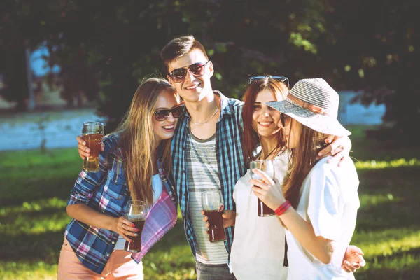 Amici Caucasici Allegri Picnic Nel Parco Sorridere Parlare — Foto Stock