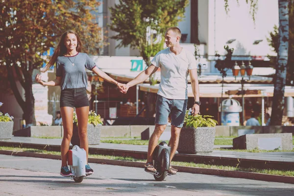 Jonge Kaukasische Paar Segways Rijden Stad — Stockfoto