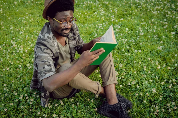 Giovane Africano Libro Lettura Nel Parco Della Città — Foto Stock
