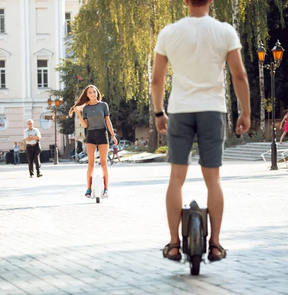 Jovem Casal Caucasiano Montando Segways Através Cidade — Fotografia de Stock