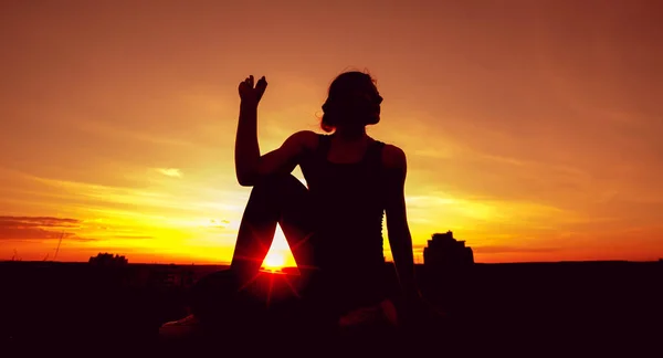 Νεαρό Κορίτσι Την Πρακτική Της Γιόγκα Στη Στέγη Στο Ηλιοβασίλεμα — Φωτογραφία Αρχείου