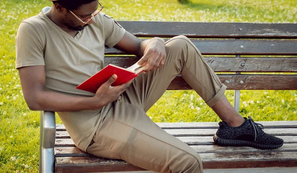 Junger Afrikaner Liest Buch Stadtpark — Stockfoto