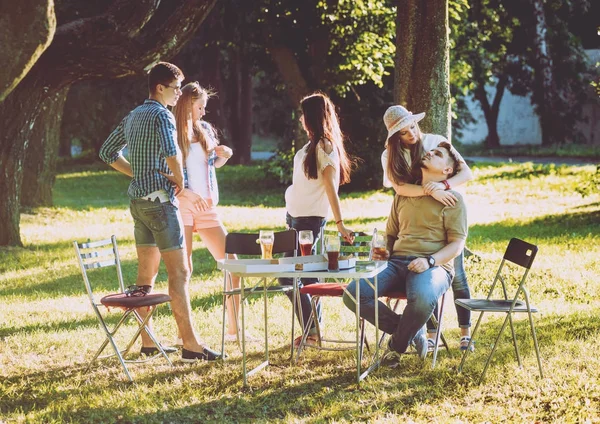 Веселые Друзья Пикнике Парке Улыбаясь Разговаривая — стоковое фото