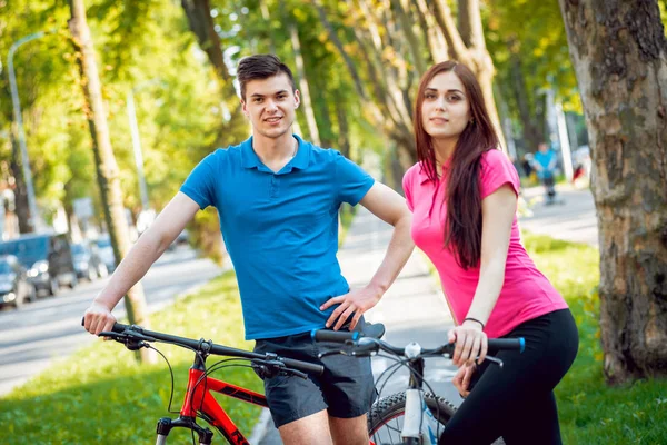 Jovem Casal Caucasiano Ciclismo Pista Bicicleta Verde Dia Ensolarado — Fotografia de Stock