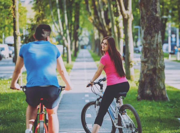 Joven Pareja Caucásica Ciclismo Carril Bici Verde Día Soleado —  Fotos de Stock