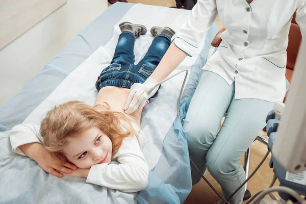 Médico Feminino Pequena Paciente Menina Loira Equipamento Ultra Som Diagnóstico — Fotografia de Stock