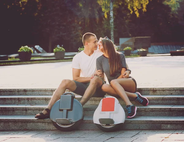 Jeune Couple Caucasien Équitation Segways Dans Parc — Photo