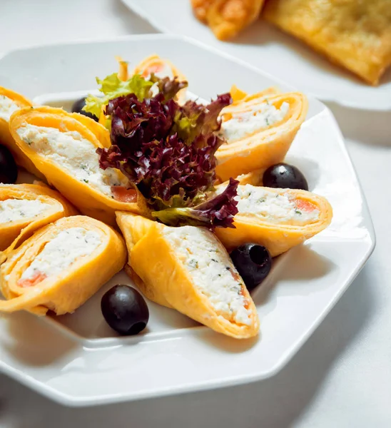 Crepes Com Queijo Prato Branco — Fotografia de Stock