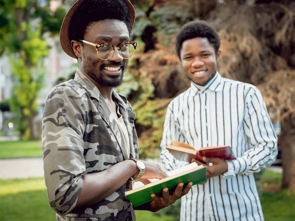 Due Studenti Africani Borchie Nel Parco Verde — Foto Stock