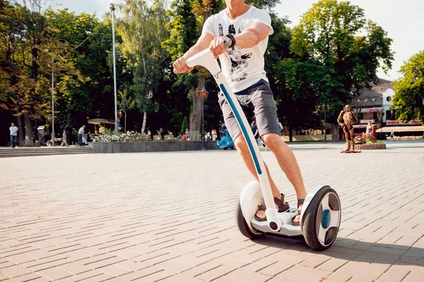 Jovem Caucasiano Homem Montando Segway Parque Cidade — Fotografia de Stock